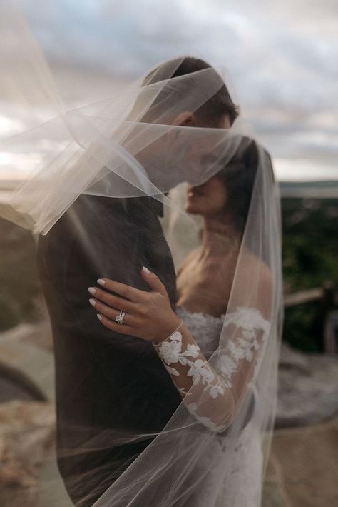 wedding couple.jpg__PID:6d0f0010-beb3-4876-af5b-6242dacefab9